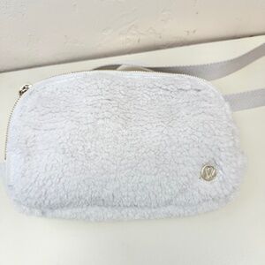 Lululemon Everywhere Belt Bag 1L Fleece – White Opal/Gold (NWOT)